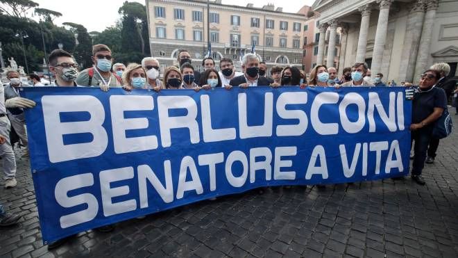Strisxcione pro Berlusconi (Ansa)