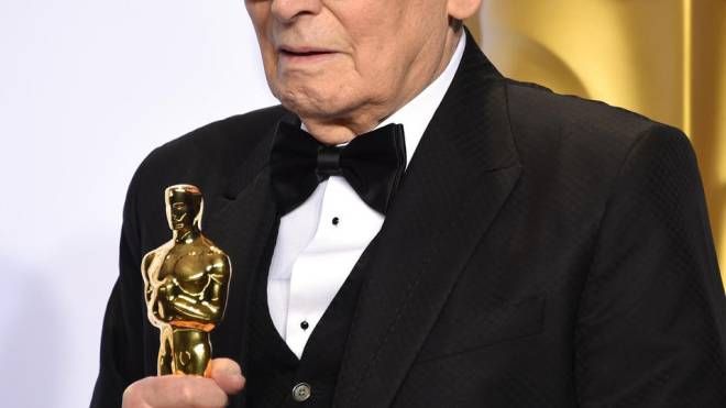 Morte Ennio Morricone - Il maestro con la statuetta degli Oscar a Hollywood il 28 febbraio 2016 (Ansa)