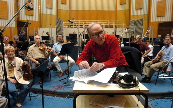 Morte Ennio Morricone - Il maestro durante le prove di registrazione della colonna sonora di 'Fateless', a Budapest (Ansa)
