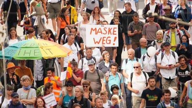 La dimostrazione anti-restrizioni Covid a Berlino (Ansa)