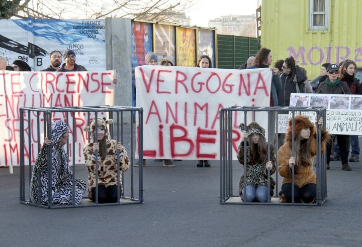 Protesta degli animalisti davanti al circo Moira Orfei (New Press Photo)