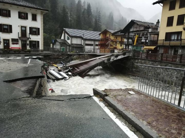 Il ponte di Gaby, sulla strada regionale della valle del Lys, crollato a causa del maltempo (Ansa)