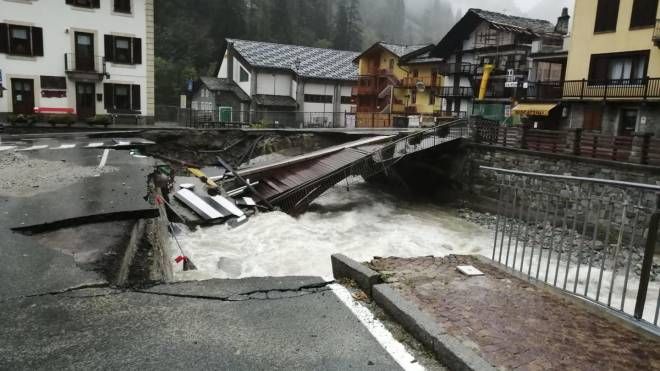 Il ponte di Gaby, sulla strada regionale della valle del Lys, crollato a causa del maltempo (Ansa)