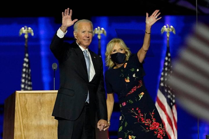 Elezioni Usa 2020, Joe Biden, presidente eletto degli Stati Uniti, insieme alla moglie Jill (Ansa)