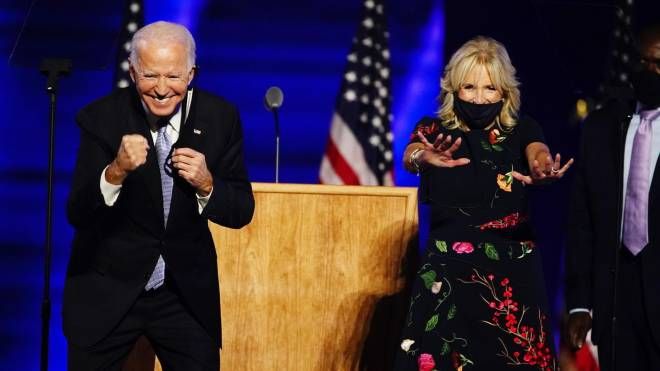 Elezioni Usa 2020, Joe Biden, presidente eletto degli Stati Uniti, insieme alla moglie Jill (Ansa)
