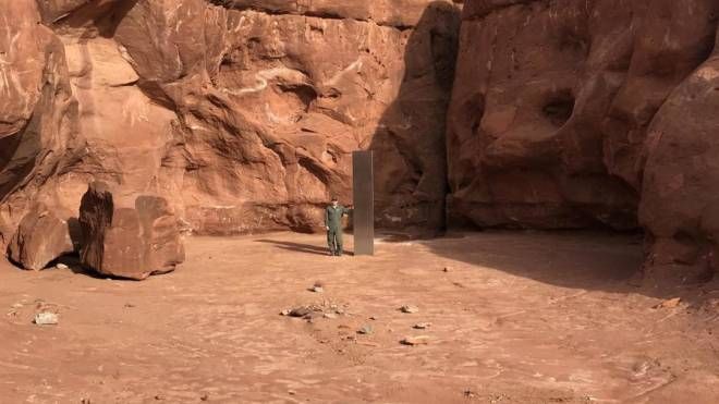 Misterioso monolite nel deserto dello Utah (Ansa)