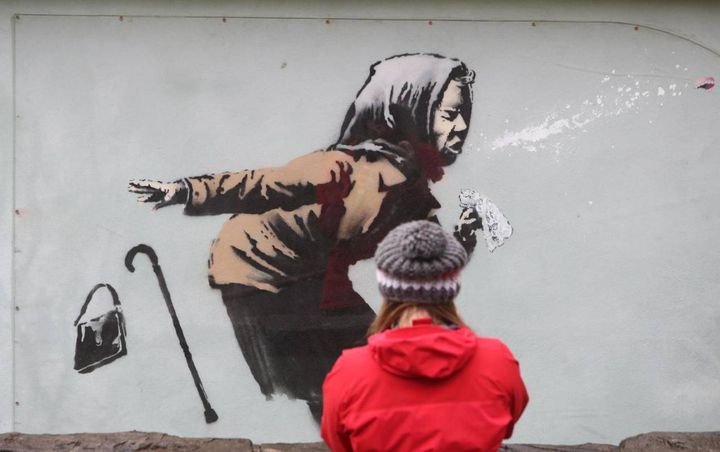 Banksy, appassionati ammirano la sua nuova opera a Bristol: 'Aachoo!!'