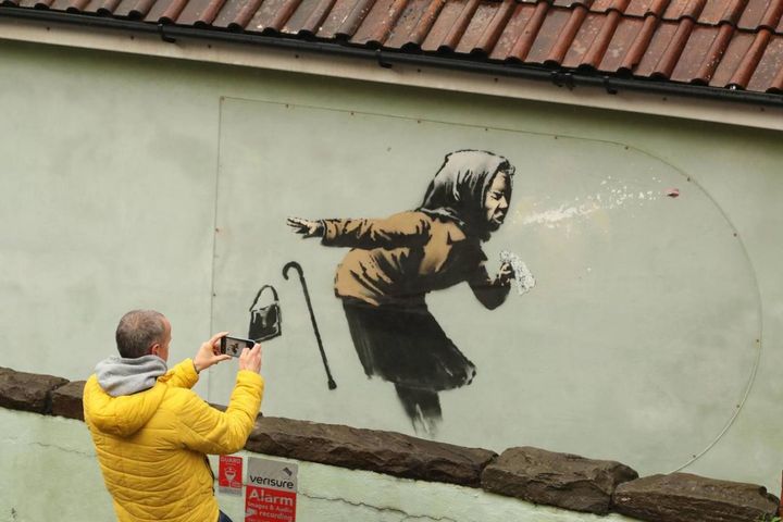 Banksy, appassionati ammirano la sua nuova opera a Bristol: 'Aachoo!!'