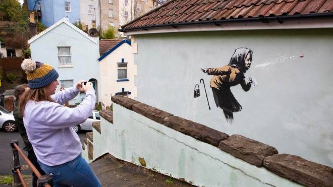Banksy, appassionati ammirano la sua nuova opera a Bristol: 'Aachoo!!' 