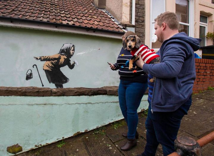 Banksy, appassionati ammirano la sua nuova opera a Bristol: 'Aachoo!!' 