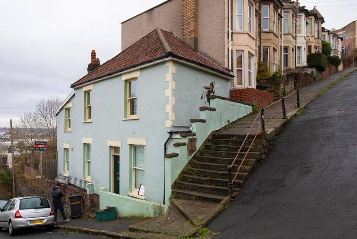 Banksy,  'Aachoo!!', la sua nuova opera a Bristol realizzata in Vale Street, la strada più ripida d'Inghilterra 