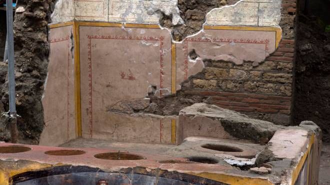 Straordinaria scoperta durante gli scavi a Pompei, dove è tornato alla luce un termopolio intatto (Ansa)
