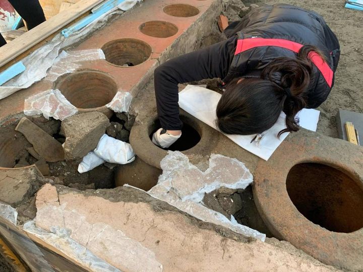 Straordinaria scoperta durante gli scavi a Pompei, dove è tornato alla luce un termopolio intatto (Ansa)