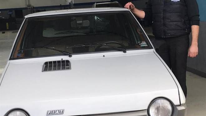Il meccanico Massimo Turrini con la Fiat Ritmo di Vasco Rossi