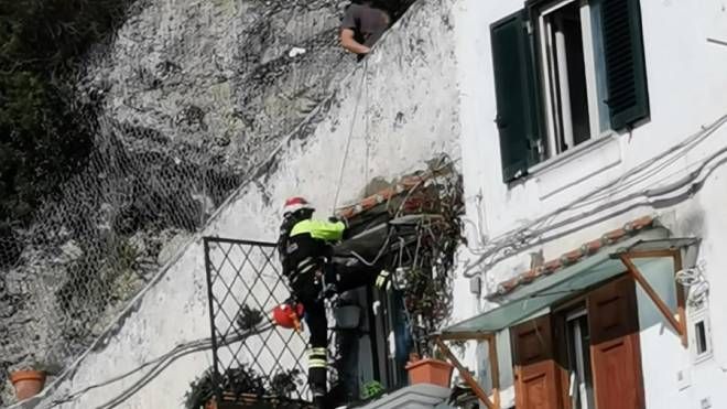 Paura ad Amalfi: una grossa frana invade la strada statale 163, all'imbocco del tunnel e del centro abitato (Ansa)