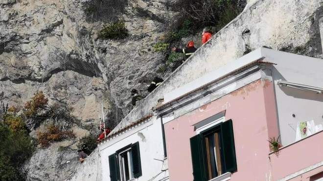Paura ad Amalfi: una grossa frana invade la strada statale 163, all'imbocco del tunnel e del centro abitato (Ansa)