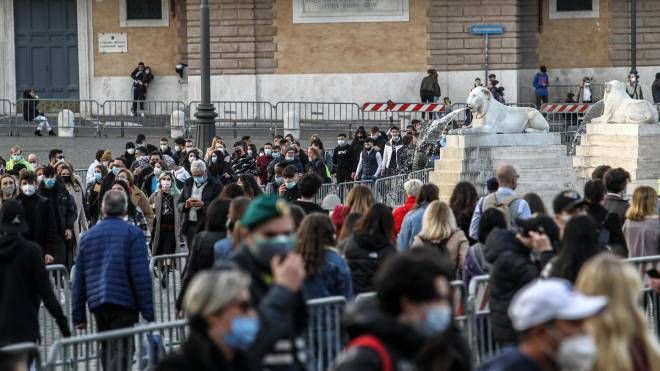 Folla di persone e controlli nel centro di Roma nel primo weekend in zona gialla (Imagoeconomica)