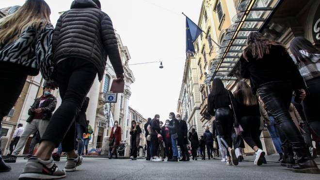 Folla di persone e controlli nel centro di Roma nel primo weekend in zona gialla (Imagoeconomica)