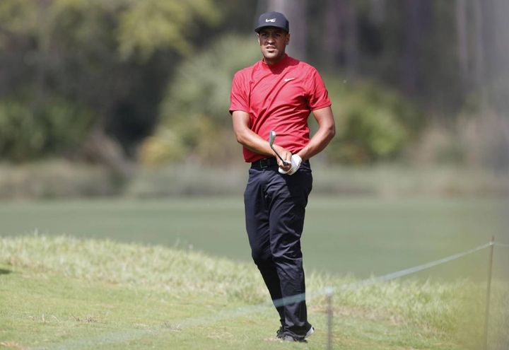 Tony Finau veste rosso e nero in omaggio a Tiger Woods (Ansa)