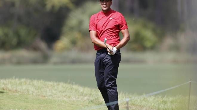 Tony Finau veste rosso e nero in omaggio a Tiger Woods (Ansa)