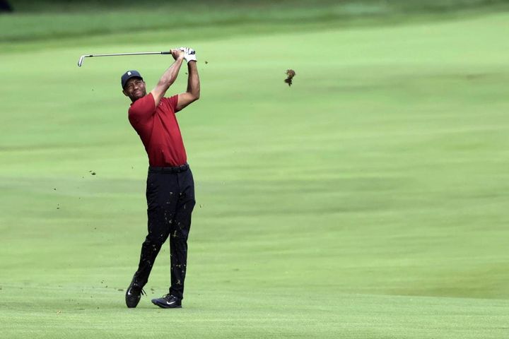 Tiger Woods in rosso e nero (Ansa)
