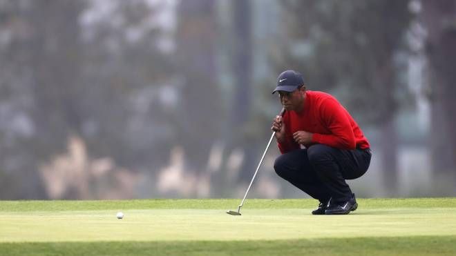 Tiger Woods in rosso e nero (Ansa)