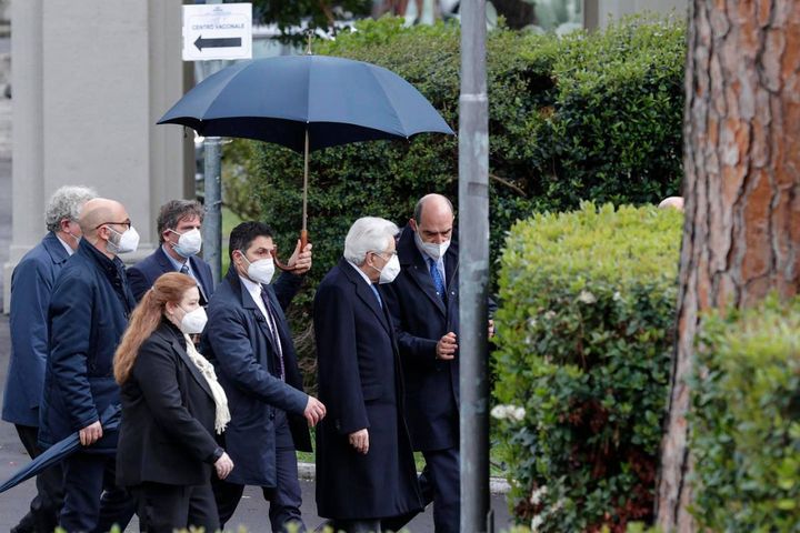 Roma, il presidente della Repubblica Sergio Mattarella lascia l'ospedale Spallanzani dopo aver ricevuto il vaccino contro il Covid (Ansa)