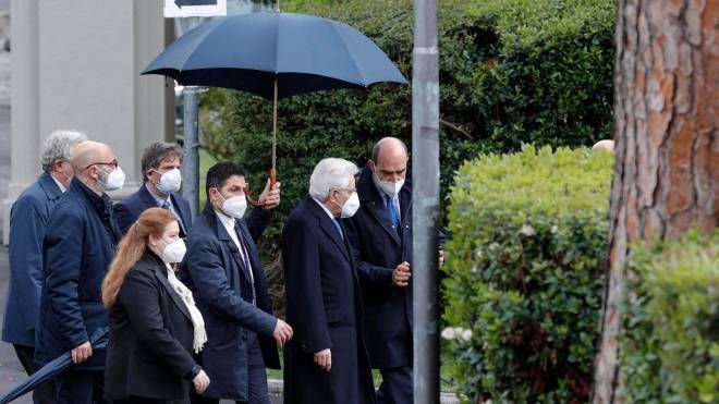 Roma, il presidente della Repubblica Sergio Mattarella lascia l'ospedale Spallanzani dopo aver ricevuto il vaccino contro il Covid (Ansa)