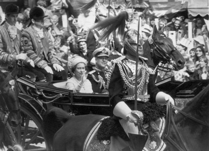 La regina Elisabetta e il principe Filippo in carrozza si recano alla cattedrale di St. Paul, a Londra, per il matrimonio del principe Carlo e Diana Spencer, il 29 luglio 1981 a Londra (Ansa)