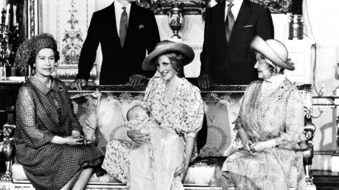 4 agosto 1982: la regina Elisabetta, il principe Filippo con Diana, Carlo e William (Ansa)