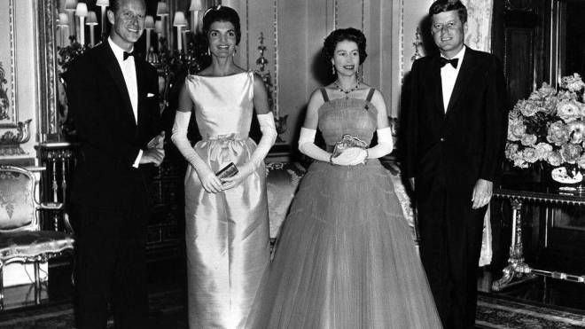 5 giugno 1961: la regina Elisabetta e il principe Filippo che incontrano John Kennedy e la moglie Jacqueline a Buckingham Palace