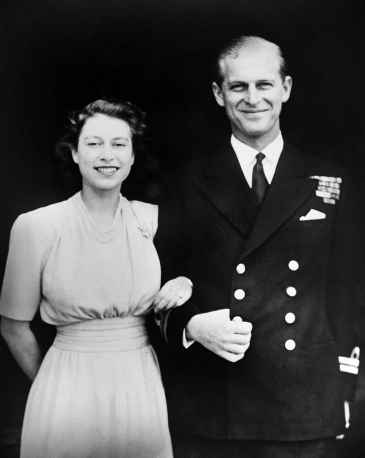 Una foto del principe Filippo con Lilibet datata 1947 (Ansa)