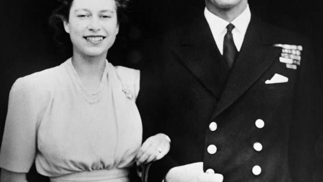 Una foto del principe Filippo con Lilibet datata 1947 (Ansa)