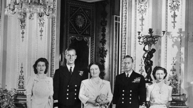 Da sinistra: Elisabetta, Filippo, la regina madre, Giorgio VI e la principessa Margaret (Ansa)