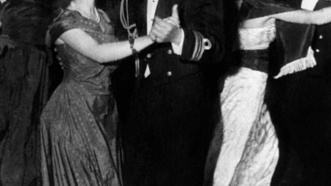 Filippo ed Elisabetta ballano insieme a Malta nel 1950 (Ansa)