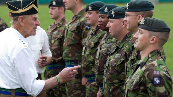 In visita alle truppe britanniche in Germania nel 2011 (Ansa)