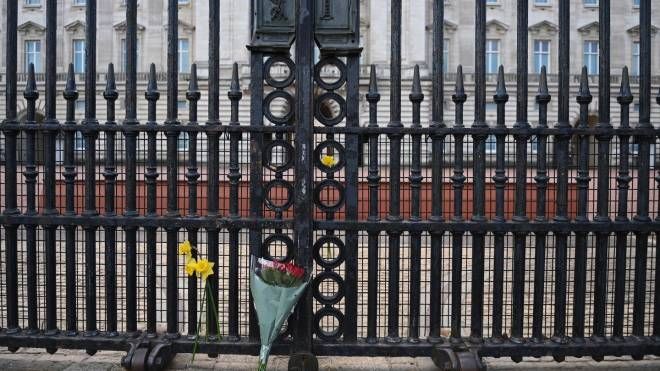 Primi fiori a Buckingham Palace (Ansa)