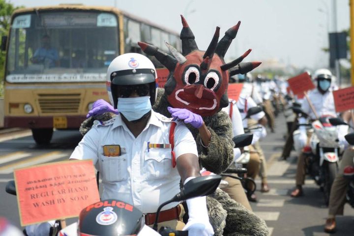 Un poliziotto, travestito da demone, partecipa a una campagna di sensibilizzazione contro il  Covid-19 a Chennai (Ansa)