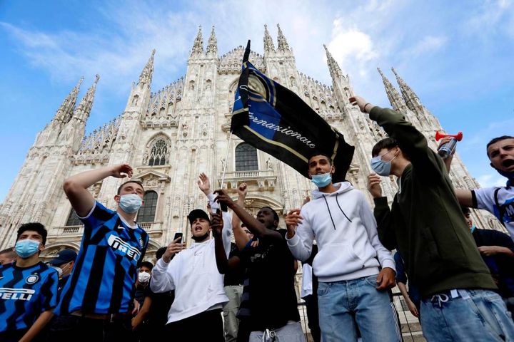 Bandiere e striscioni in Duomo per festeggiare il 19esimo scudetto