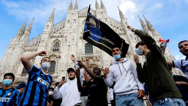 Bandiere e striscioni in Duomo per festeggiare il 19esimo scudetto