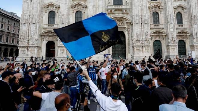 Piazza Duomo affollata di bandiere nerazzurre come in era pre Covid