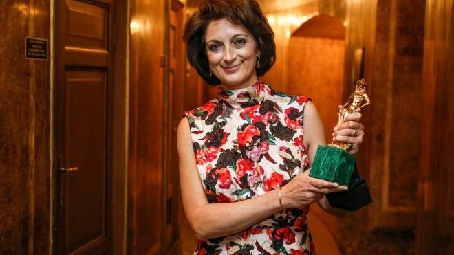Ludovica Ferrario, riceve il premio miglior scenografia ai David 
di Donatello (Ansa)