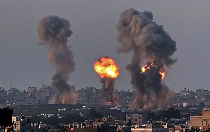 Bombardamenti aerei israeliani nella zona della Striscia di Gaza (Ansa)