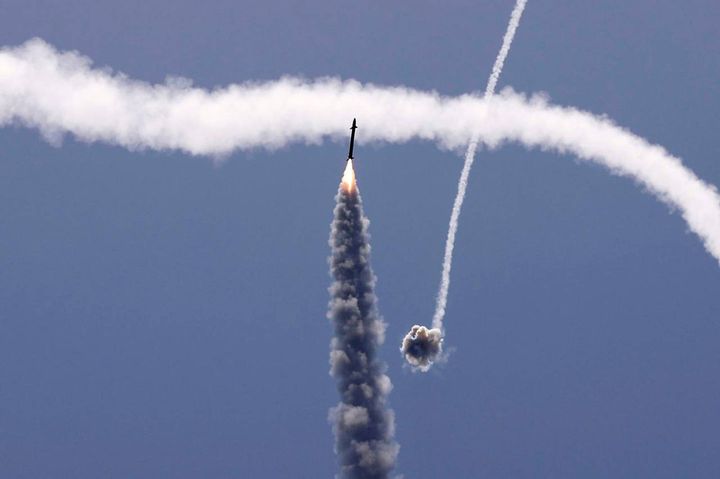Il sistema di difesa aerea israeliano intercetta un razzo (Ansa)
