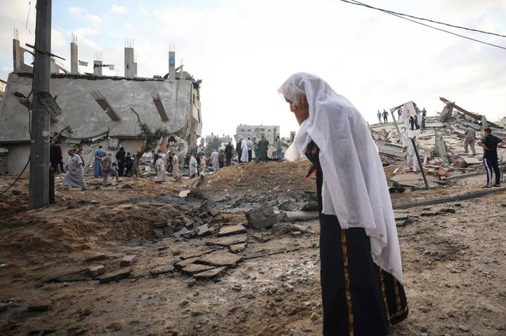 Una donna palestinese guarda edifici distrutti nella città di Beit Lahia (Ansa)