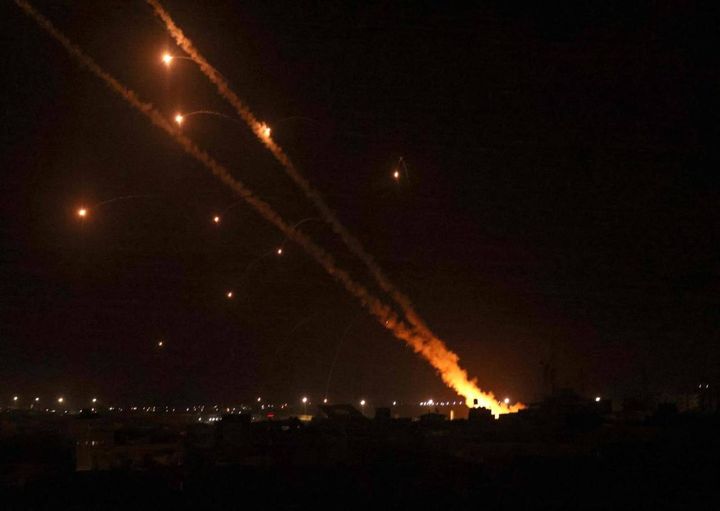 Razzi lanciati verso Israele dalla città di Rafah, a sud della Striscia di Gaza (Ansa)