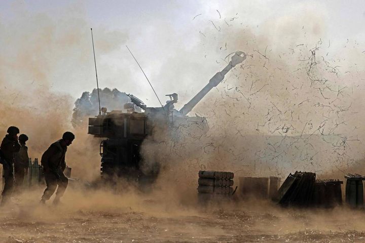 Soldati israeliani sparano un obice verso la striscia di Gaza (Ansa)