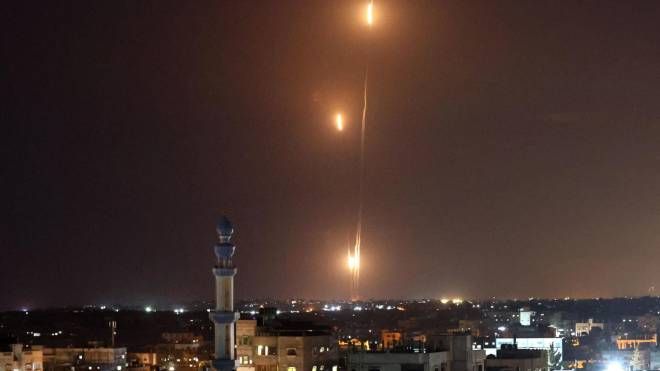 Razzi lanciati da Hamas e diretti ad Israele (Ansa)