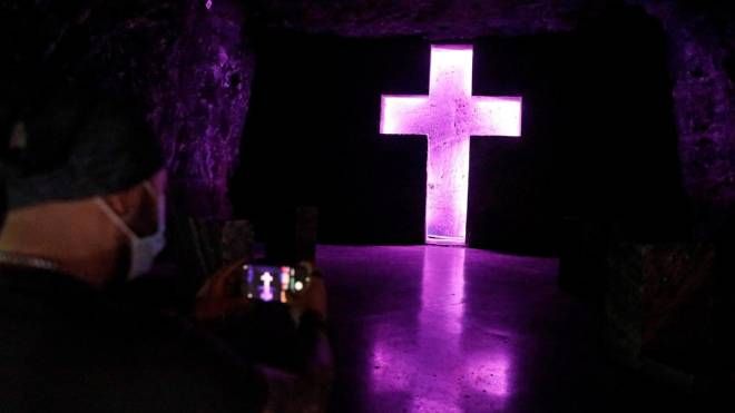 Grande festa a Zipaquira, 
Colombia, per il successo Egan Bernal. In rosa il crocefisso della Salt Cathedral (Ansa)