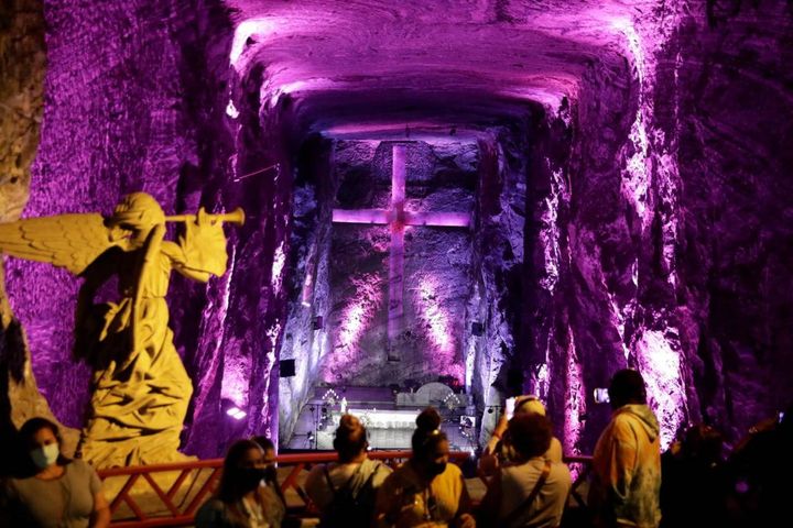 Grande festa a Zipaquira, 
Colombia, per il successo Egan Bernal. In rosa la Salt Cathedral (Ansa)